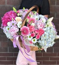 Цветочная композиция из Розы, Хризантемы, Пионы и Лизиантусы в корзине в Дубки Одинцовского района