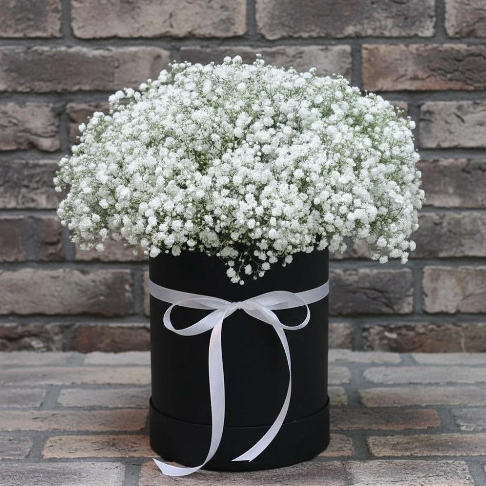 Цветочная композиция из Гипсофила в шляпной коробке в Дубки Одинцовского района