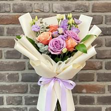 Букет цветов из:  Лизиантусы и Розы в Дубки Одинцовского района