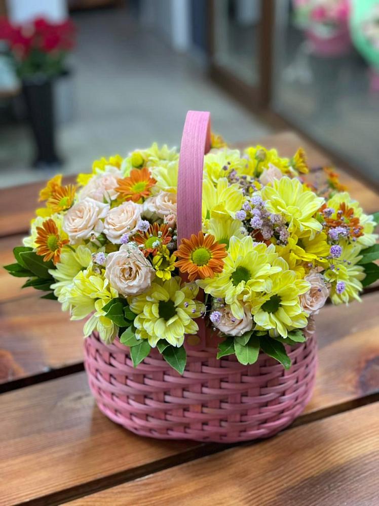 Цветочная композиция из Хризантемы и Розы в корзине в Дубки Одинцовского района