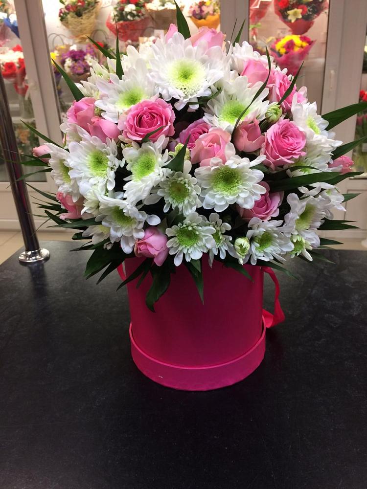 Цветочная композиция из Розы и Хризантемы в шляпной коробке в Дубки Одинцовского района