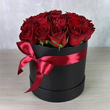 Цветочная композиция из Розы в шляпной коробке в Дубки Одинцовского района